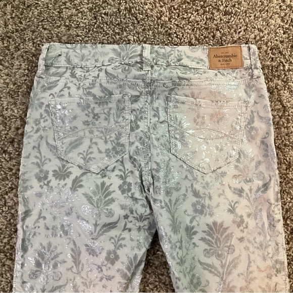 Abercrombie and Fitch Floral Foil Slim Jeans Size 0 Gray / Silver - Picture 8 of 9